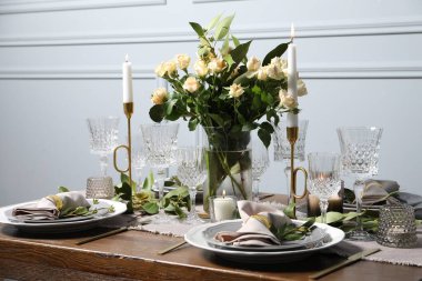 Evin içinde çiçeklerle süslenmiş güzel bir masa.