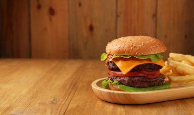 Köfteli leziz çizburger ve ahşap masada patates kızartması. Metin için boşluk
