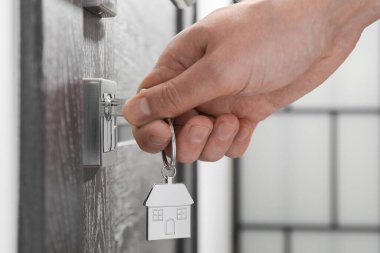 Kilidi açan adam anahtar, yakın görüntü