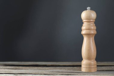 Ahşap masada tuzluk ya da biberlik, yakın plan. Metin için boşluk