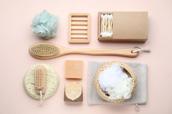 Аксессуары для ванной Плоская композиция с продуктами по уходу за собой на розовом фоне