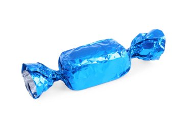 Beyaz üzerine izole edilmiş açık mavi ambalajlı lezzetli şekerler.