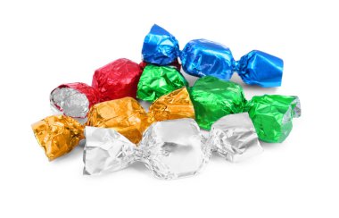 Beyaz üzerine izole edilmiş renkli ambalajlar içinde lezzetli şekerler.