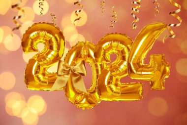 Mutlu yıllar 2024. Bulanık arkaplanda parlak sayıda balon ve altın flamalar