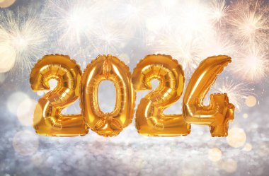 Mutlu yıllar 2024. Bulanık arkaplanda havai fişeklerle şekillendirilmiş parlak sayı balonları