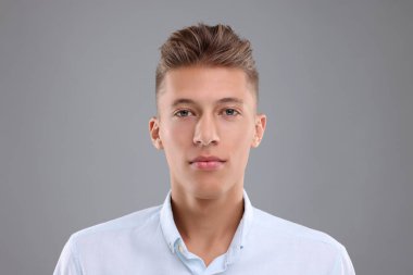 yakışıklı genç gri arka plan üzerinde portresi