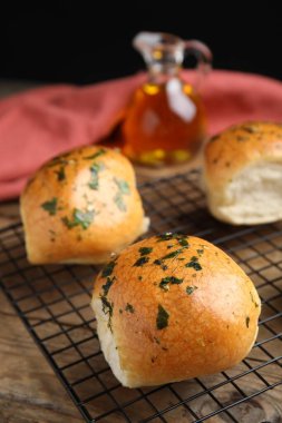 Geleneksel Ukrayna ekmeği (Pampushky) ve sarımsak pişirme ızgarası