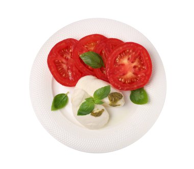 Peynirli, domatesli, fesleğenli ve soslu bir tabak lezzetli Caprese salatası.