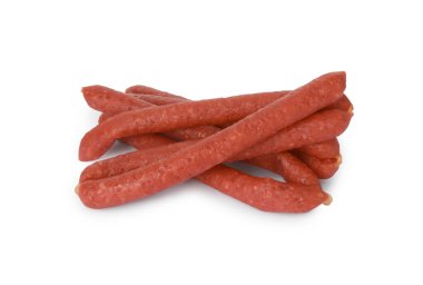 İnce kuru füme sosisler beyaz üzerine izole edilmiş.