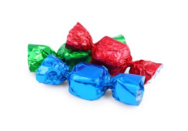 Beyaz üzerine izole edilmiş renkli ambalajlar içinde lezzetli şekerler.
