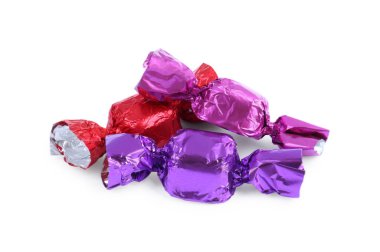 Beyaz üzerine izole edilmiş renkli ambalajlar içinde lezzetli şekerler.