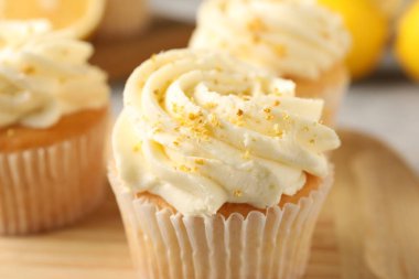 Tahta tahtada krema ve limon aromalı lezzetli kekler, yakın plan.