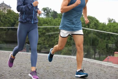 Sağlıklı bir yaşam tarzı. Dışarı koşan sportif çift, yakın plan.