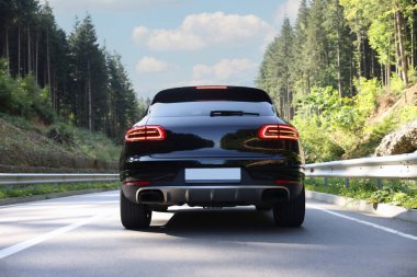Modern arabalı asfalt yol manzarası
