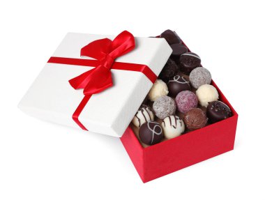 Beyaz üzerine izole edilmiş lezzetli çikolata şekerleri olan kırmızı kutu.