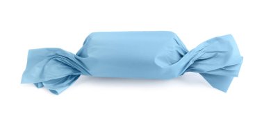 Beyaz üzerine izole edilmiş açık mavi ambalajlı lezzetli şekerler.