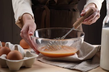 Masada yumurta çırpan kadın, yakın plan.