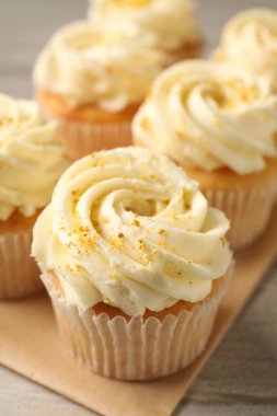 Kremalı ve limonlu kek, açık ahşap masada, yakın plan.