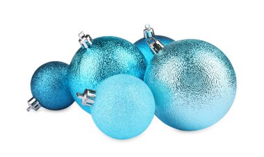 Güzel açık mavi Noel topları beyaza izole edilmiş.