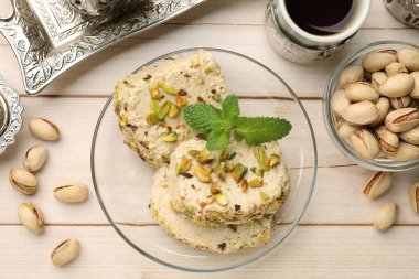Tahta masada servis edilen fıstıklı ve nane şekerli leziz helva.