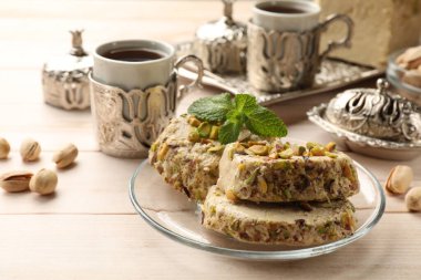 Ahşap masada servis edilen fıstıklı ve nane aromalı helva.