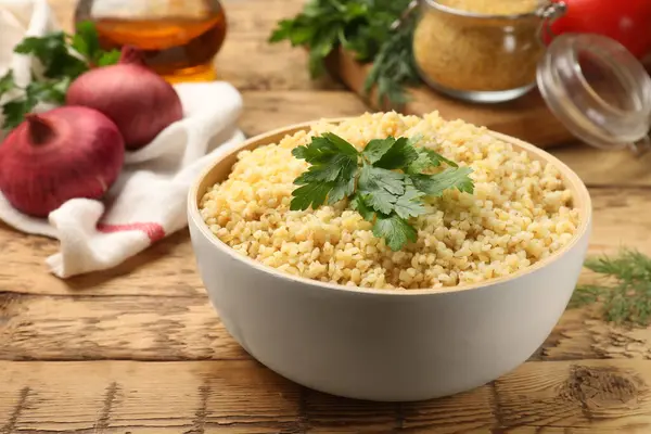 Tahta masada maydanozlu leziz bulgur, yakın plan.