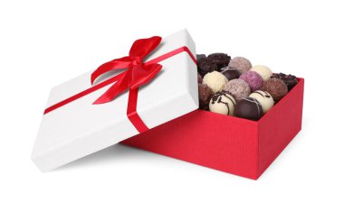 Beyaz üzerine izole edilmiş lezzetli çikolata şekerleri olan kırmızı kutu.