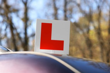 Arabanın çatısı açık havada. Sürücü kursu