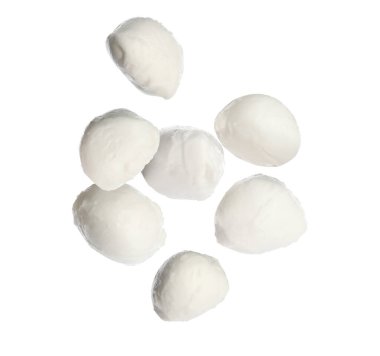 Taze mozzarella topları beyaz arkaplana düşüyor