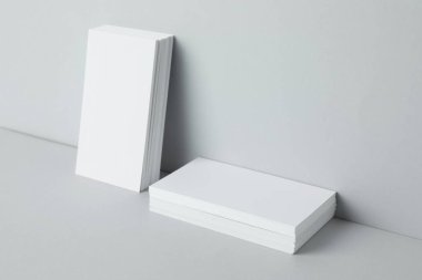 Açık gri arka planda boş kartvizitler. Tasarım için model