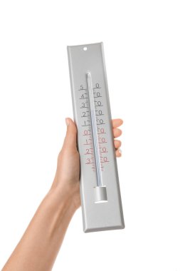 Beyaz arkaplanda hava durumu termometresi tutan kadın, yakın plan.