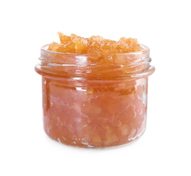 Cam kavanoz dolusu lezzetli elma reçeli beyaza izole edilmiş.