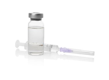 İğne ve şişe ile tek kullanımlık şırınga beyaz üzerinde izole