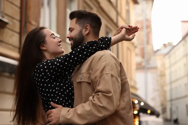 Прекрасная Пара Танцует Вместе Городской Улице Место Текста — стоковое фото