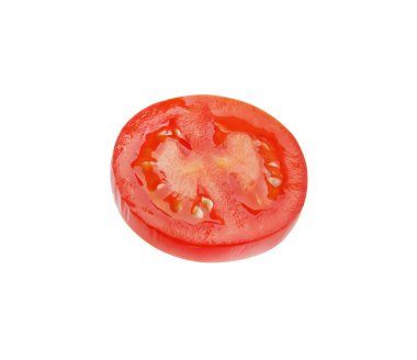 Beyaza izole edilmiş lezzetli domates dilimi.