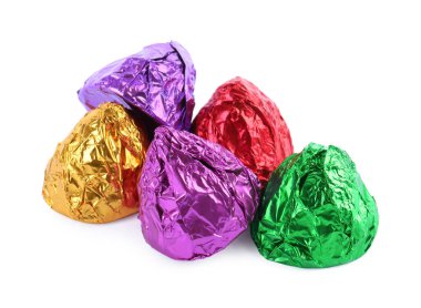 Beyaz üzerine izole edilmiş renkli ambalajlar içinde lezzetli şekerler.