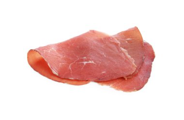 Beyaz üzerine izole edilmiş lezzetli bresaola dilimleri.