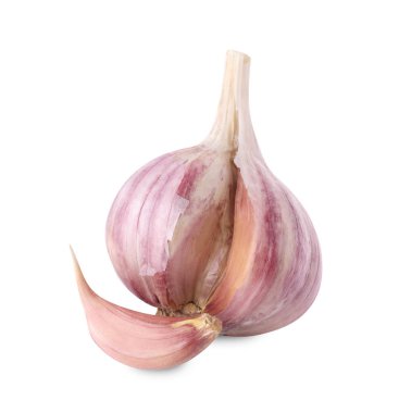 Taze sarımsak ve karanfil başı beyaza izole edilmiş.