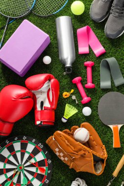Yeşil çimlerde farklı spor aletleri, düz yerde