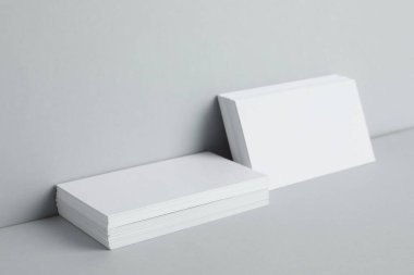 Açık gri arka planda boş kartvizitler. Tasarım için model