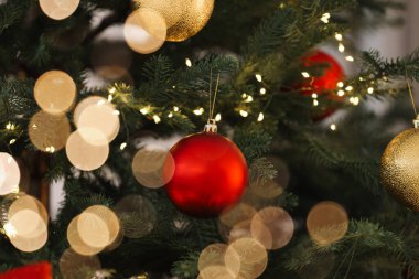 Noel ağacı süslenmiş neşeli toplar ve ışıklarla, yakın plan