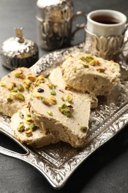 Gri masada servis edilen lezzetli şam fıstığı halkası, yakın plan.