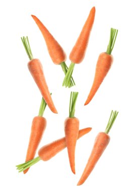 Beyaz zemine düşen taze taze havuçlar.