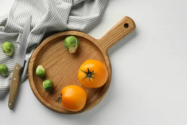 Snijplank Met Spruitjes Tomaten Mes Witte Houten Tafel Plat Gelegd — Stockfoto
