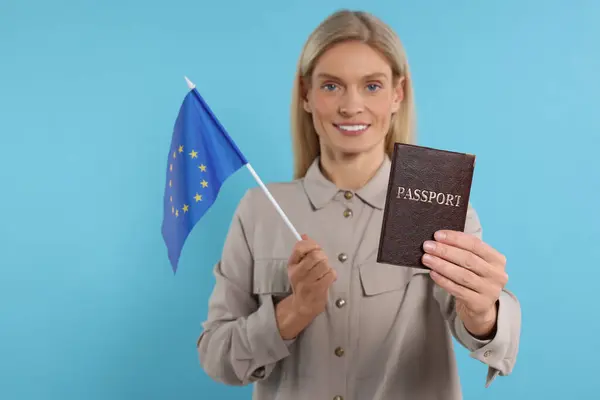 Imigração Mulher Feliz Com Passaporte Bandeira União Europeia Fundo Azul — Fotografia de Stock
