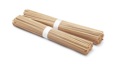 Beyaz üzerinde pişmemiş karabuğday eriştesi (soba)