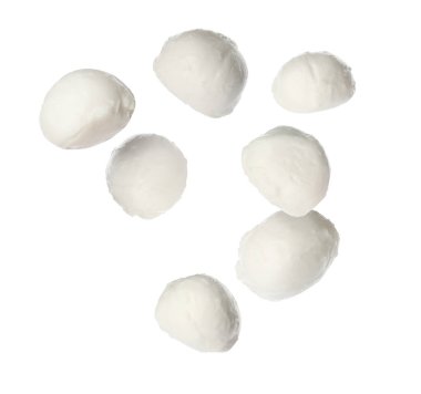Taze mozzarella topları beyaz arkaplana düşüyor
