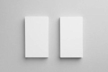 Açık gri arka planda boş kartvizitler, üst manzara. Tasarım için model