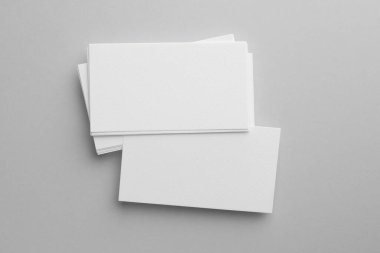 Açık gri arka planda boş kartvizitler, üst manzara. Tasarım için model