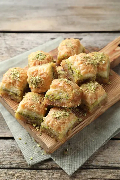 Ahşap masada doğranmış fındıklı enfes taze baklava. Doğu tatlıları